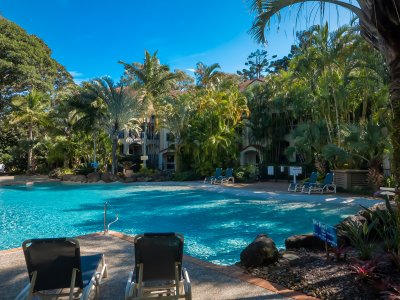 Lagoon style swimming pool