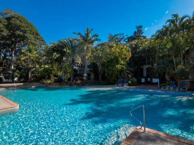 Lagoon style swimming pool