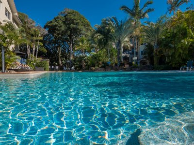 Lagoon style swimming pool