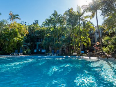 Lagoon style swimming pool