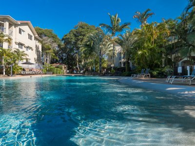 Lagoon style swimming pool