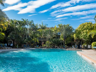 Lagoon style swimming pool